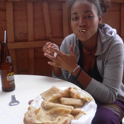 Bulgaria/nigerialainen Regina syömässä chapatia (maissilettua) NAM!